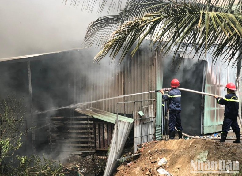Cháy lớn tại xưởng sản xuất tượng bằng vật liệu nhựa ở Đồng Nai ảnh 1