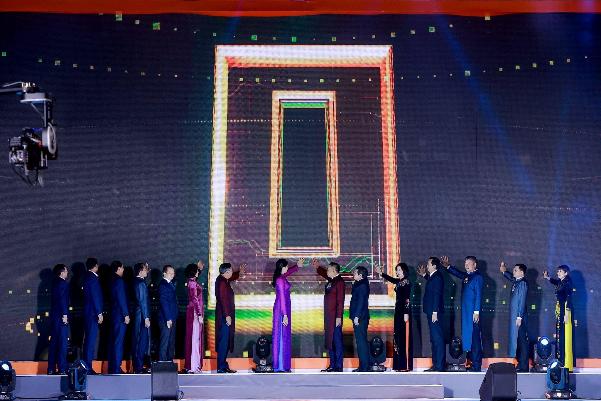 BST ‘Dấu ấn vàng son’ của NTK Vũ Thảo Giang mở màn Lễ hội Áo dài Du lịch Hà Nội - Ảnh 1.