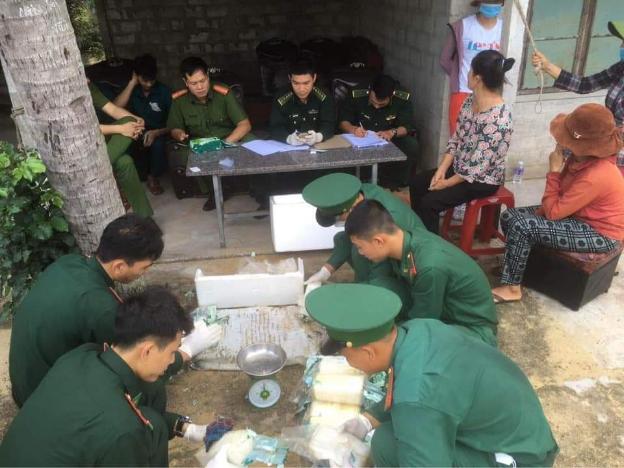 Liên tục phát hiện hàng loạt túi nghi chứa ma tuý trôi dạt vào bờ biển miền Trung