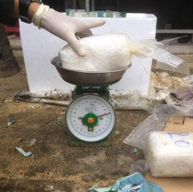 Liên tục phát hiện hàng loạt túi nghi chứa ma tuý trôi dạt vào bờ biển miền Trung