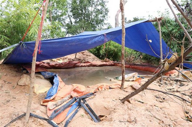 Gia Lai: Khoét núi, dựng lán trại để khai thác vàng trái phép Gia Lai: Khoét núi, dựng lán trại để khai thác vàng trái phép