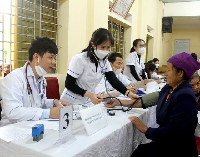 Bệnh viện Y học cổ truyền Nghệ An khám, chữa bệnh miễn phí cho người dân - Ảnh 3.