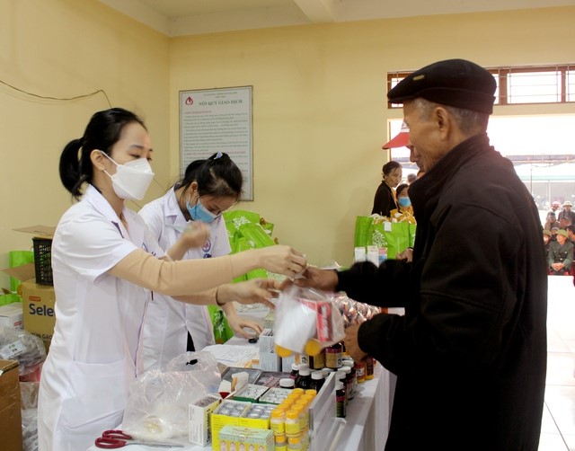 Bệnh viện Y học cổ truyền Nghệ An khám, chữa bệnh miễn phí cho người dân - Ảnh 4.