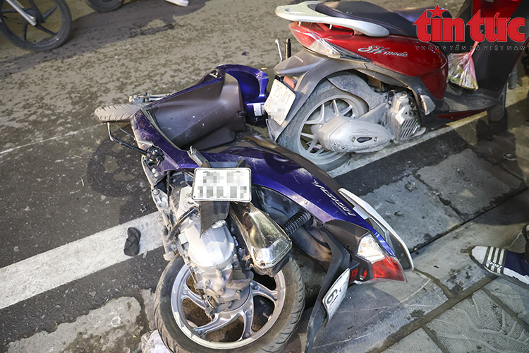 Hà Nội: Ô tô đâm hàng loạt xe máy đón học sinh trên phố Bạch Mai Chú thích ảnh