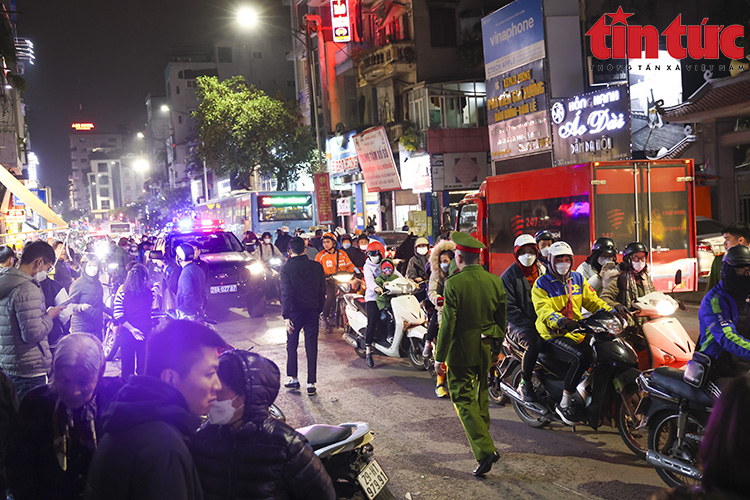 Hà Nội: Ô tô đâm hàng loạt xe máy đón học sinh trên phố Bạch Mai Chú thích ảnh