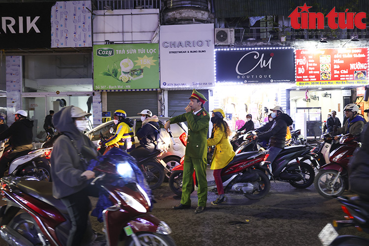 Hà Nội: Ô tô đâm hàng loạt xe máy đón học sinh trên phố Bạch Mai Chú thích ảnh