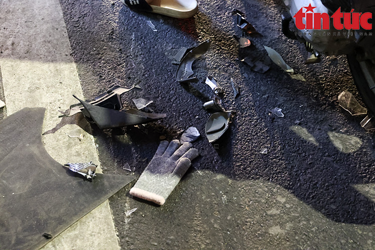 Hà Nội: Ô tô đâm hàng loạt xe máy đón học sinh trên phố Bạch Mai Chú thích ảnh