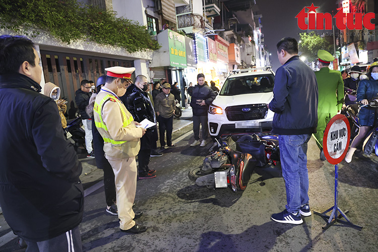 Hà Nội: Ô tô đâm hàng loạt xe máy đón học sinh trên phố Bạch Mai Chú thích ảnh