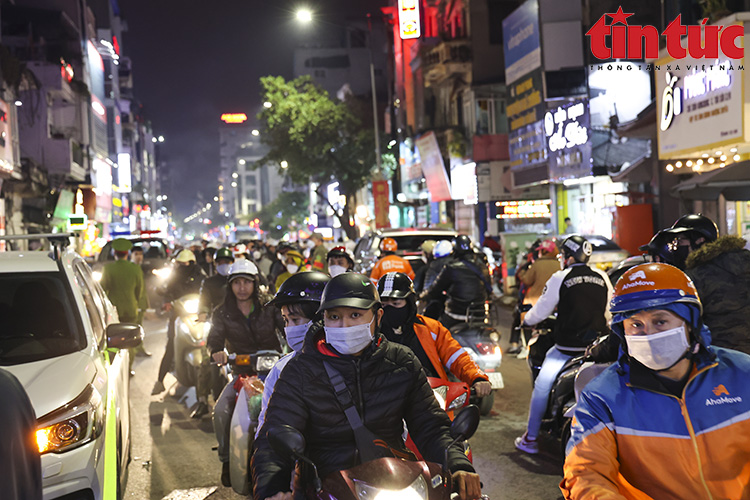 Hà Nội: Ô tô đâm hàng loạt xe máy đón học sinh trên phố Bạch Mai Chú thích ảnh