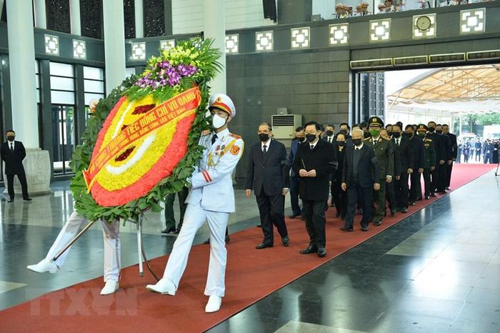 Sáng 11/12, lễ tang ông Vũ Oanh, Ủy viên dự khuyết Ban Chấp hành Trung ương Đảng khóa IV, Ủy viên Trung ương Đảng các khóa V, VI, VII, Bí thư Trung ương Đảng khóa VI, Ủy viên Bộ Chính trị khóa VII, Phụ trách công tác Dân vận của Đảng, nguyên: Bí thư Tỉnh ủy Hà Nam, Phó Trưởng Ban Tổ chức Trung ương, Ủy viên Ban Chỉ đạo 79 Trung ương, Trưởng ban Nông nghiệp Trung ương, Chủ nhiệm Ủy ban Kinh tế kế hoạch và Ngân sách của Quốc hội, Trưởng ban Kinh tế Trung ương, Ủy viên Đoàn Chủ tịch Ủy ban Trung ương Mặt trận Tổ quốc Việt Nam; Chủ tịch Hội Khuyến học Việt Nam, Chủ tịch Hội Người cao tuổi Việt Nam, Chủ tịch Hội Giáo dục chăm sóc sức khỏe cộng đồng Việt Nam, Chủ tịch Câu lạc bộ Thăng Long; đại biểu Quốc hội các khóa VIII, IX, được tổ chức trang trọng theo Nghi thức lễ tang cấp Nhà nước, tại Nhà tang lễ Quốc gia, số 5 Trần Thánh Tông, Hà Nội. Trong ảnh: Đoàn đại biểu Ban chấp hành Trung ương Đảng do Chủ tịch Quốc hội Vương Đình Huệ dẫn đầu vào viếng ông Vũ Oanh. (Ảnh: Minh Đức/TTXVN)