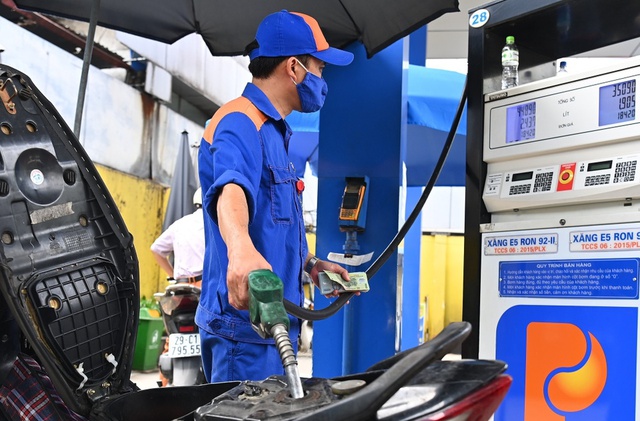 Giá xăng dầu hôm nay 1312 Nguồn cung giảm khiến giá dầu tăng