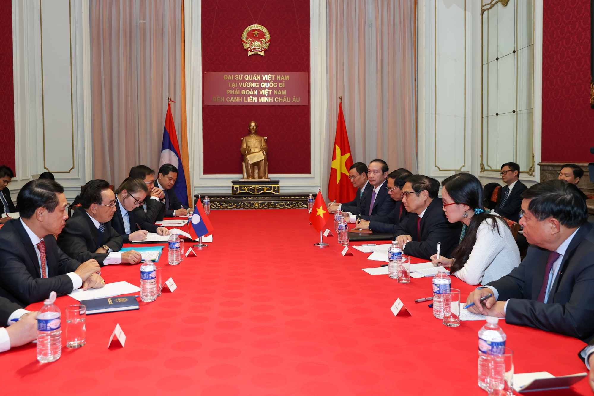 Thủ tướng Phạm Minh Chính gặp Thủ tướng Lào Phankham Viphavanh - Ảnh 1.