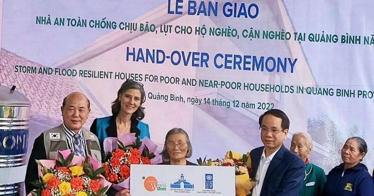 Quảng Bình bàn giao, đưa vào sử dụng 112 ngôi nhà chống chịu bão, lụt cho hộ nghèo