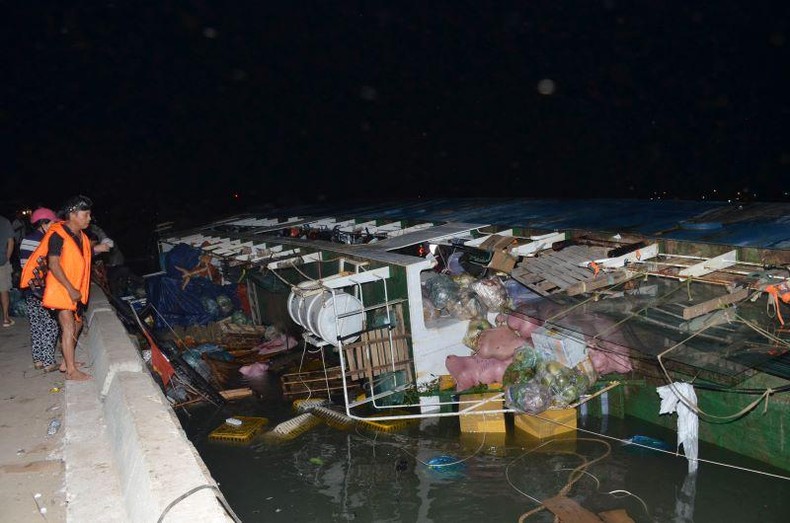 Lật tàu chở hàng tại Cảng Phan Thiết ảnh 1