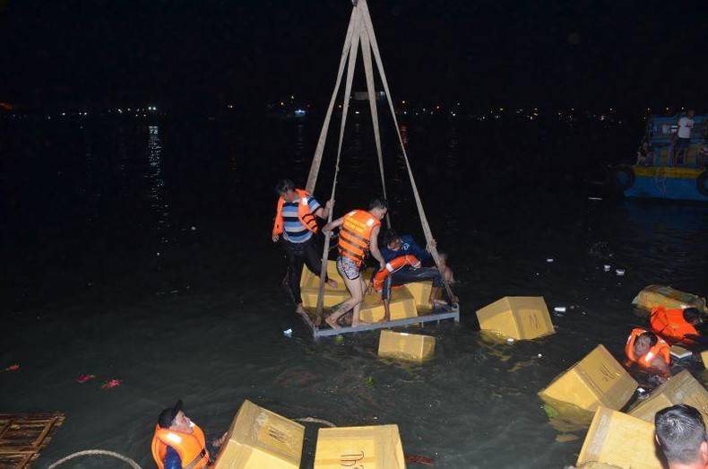 Lật tàu chở hàng tại Cảng Phan Thiết ảnh 2