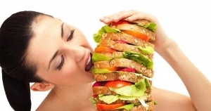 Những thực phẩm ‘phá hủy’ đường ruột cực nhanh mà nhiều người Việt nghiện ăn 