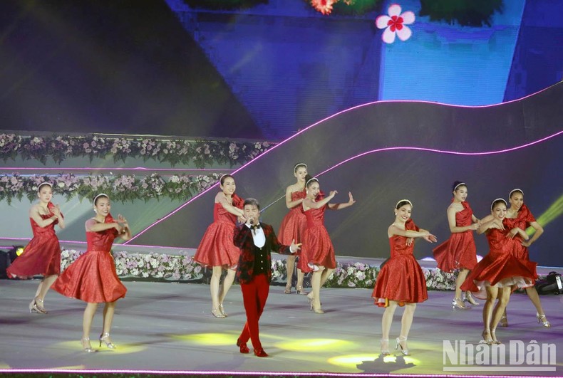 Rực rỡ đêm khai hội Festival Hoa Đà Lạt lần thứ IX Rực rỡ đêm khai hội Festival Hoa Đà Lạt lần thứ IX ảnh 6