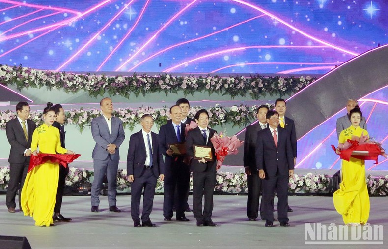 Rực rỡ đêm khai hội Festival Hoa Đà Lạt lần thứ IX Rực rỡ đêm khai hội Festival Hoa Đà Lạt lần thứ IX ảnh 3