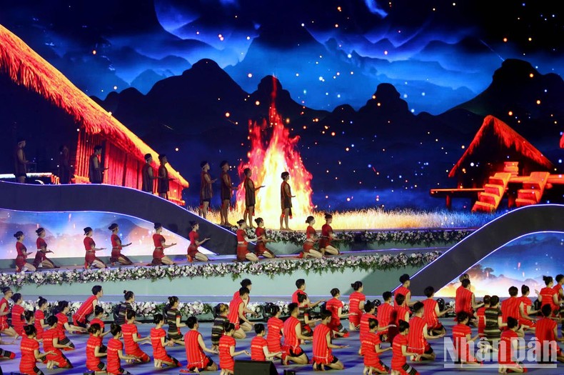 Rực rỡ đêm khai hội Festival Hoa Đà Lạt lần thứ IX Rực rỡ đêm khai hội Festival Hoa Đà Lạt lần thứ IX ảnh 1