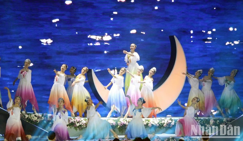 Rực rỡ đêm khai hội Festival Hoa Đà Lạt lần thứ IX Rực rỡ đêm khai hội Festival Hoa Đà Lạt lần thứ IX ảnh 5