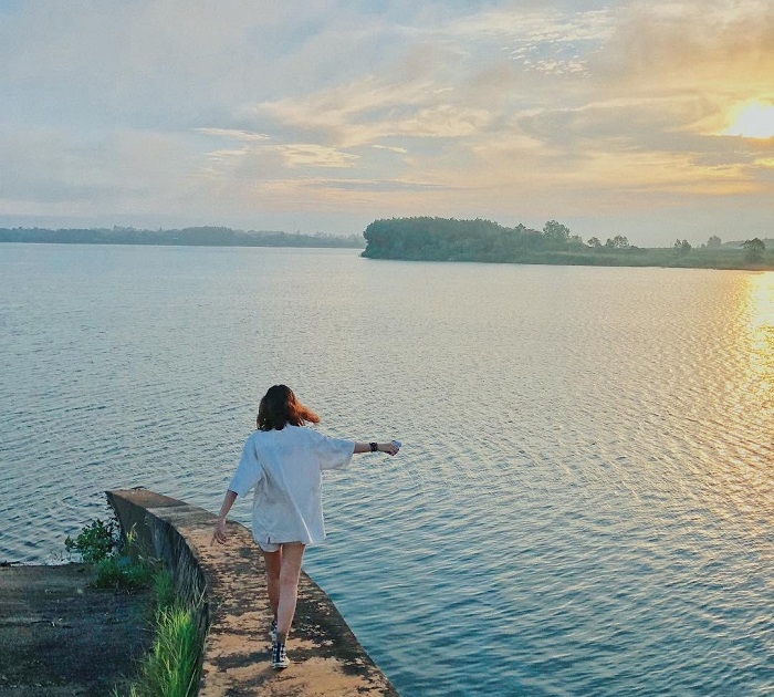 Tận hưởng cảnh sắc thiên nhiên yên bình tại hồ Trị An