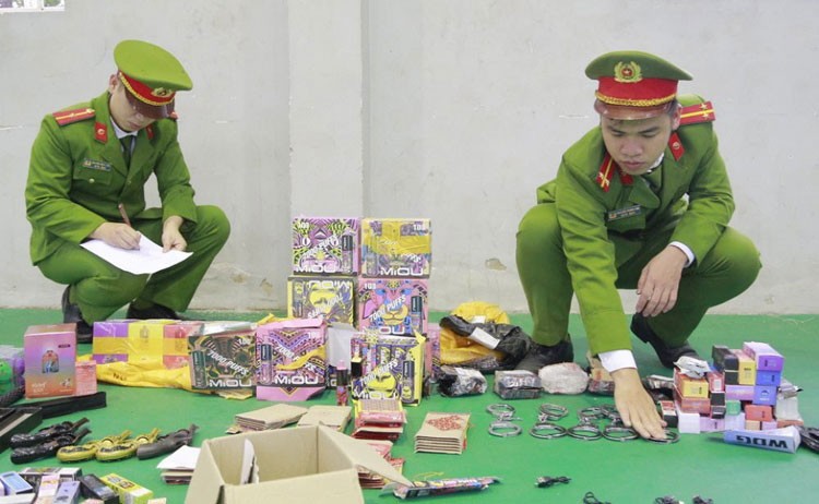 Hà Tĩnh: Phát hiện xe chuyển phát nhanh vận chuyển nhiều hàng cấm Hà Tĩnh: Phát hiện xe chuyển phát nhanh vận chuyển nhiều hàng cấm