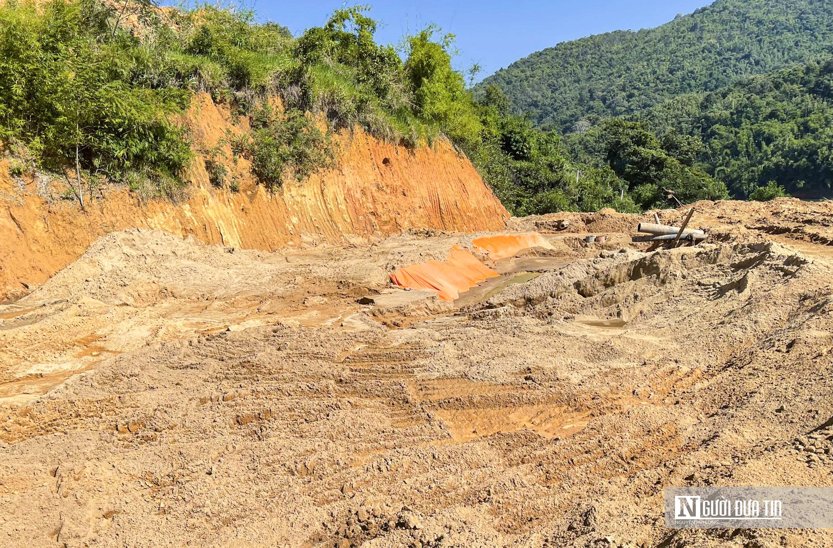 Môi trường - Lâm Đồng: Mỏ khai thác cát không phép ngang nhiên hoạt động gần UBND xã (Hình 16).