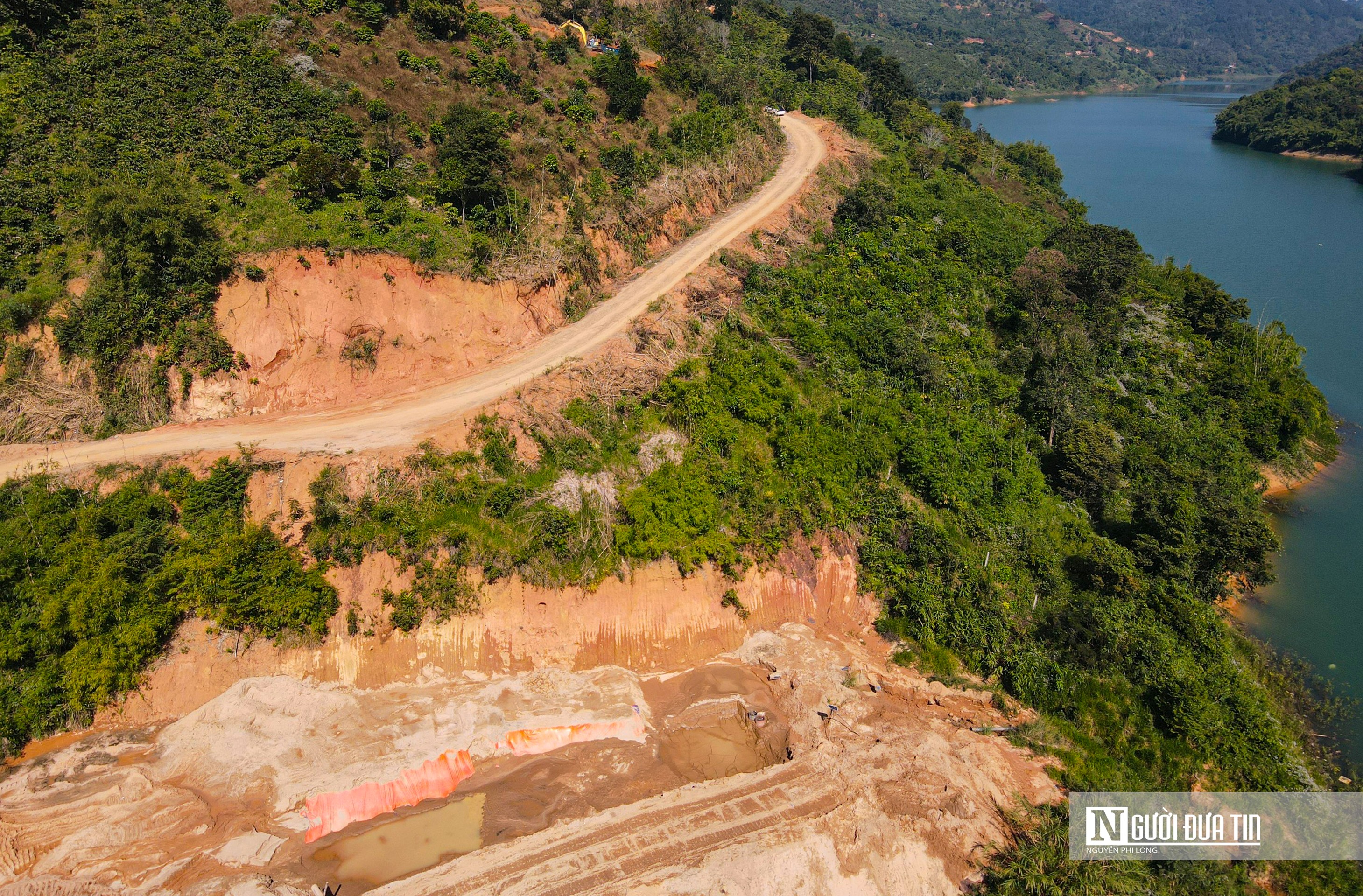 Môi trường - Lâm Đồng: Mỏ khai thác cát không phép ngang nhiên hoạt động gần UBND xã (Hình 18).