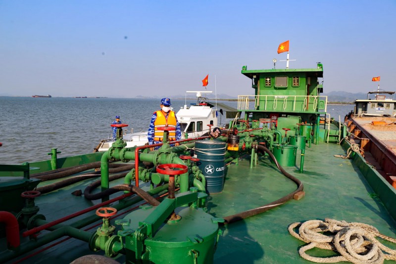 Tàu chở dầu không rõ nguồn gốc bị cơ quan chức năng phát hiện Tàu chở dầu không rõ nguồn gốc bị cơ quan chức năng phát hiện