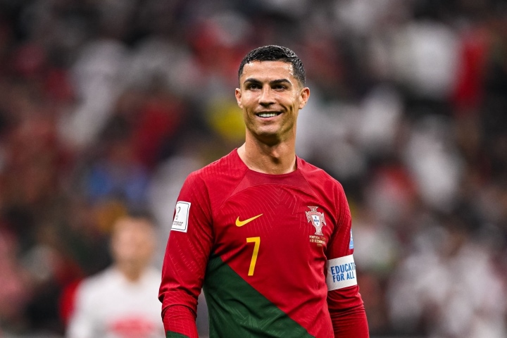 Báo Anh: Ronaldo đến Ả Rập Xê Út ký hợp đồng, lương mỗi năm 200 triệu euro - 1