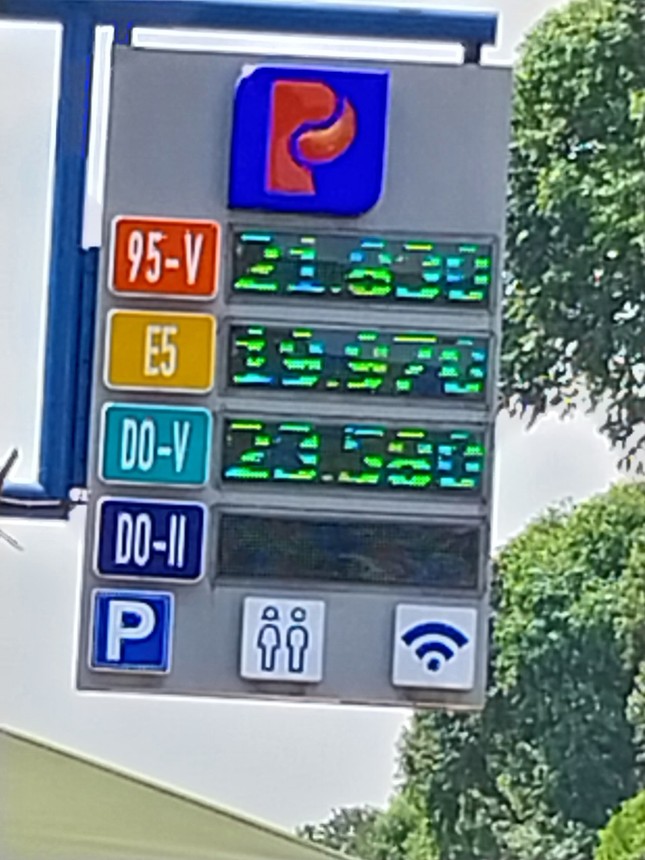 Tự quyết giá xăng 'xịn', doanh nghiệp đánh đố người tiêu dùng? Tự quyết giá xăng 'xịn', doanh nghiệp đánh đố người tiêu dùng? ảnh 1