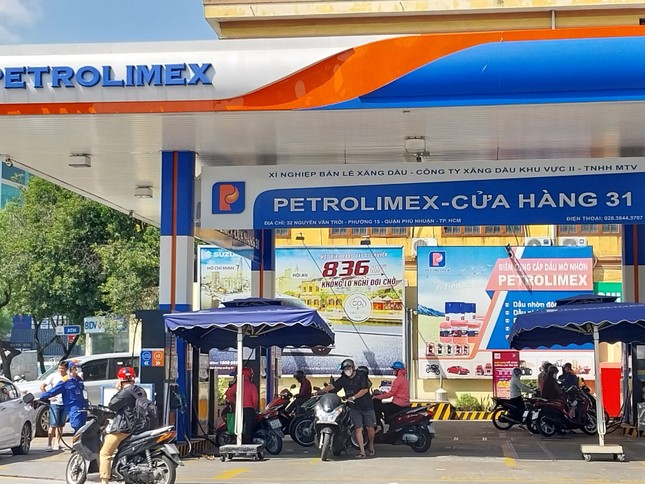 Tự quyết giá xăng 'xịn', doanh nghiệp đánh đố người tiêu dùng? Tự quyết giá xăng 'xịn', doanh nghiệp đánh đố người tiêu dùng? ảnh 2