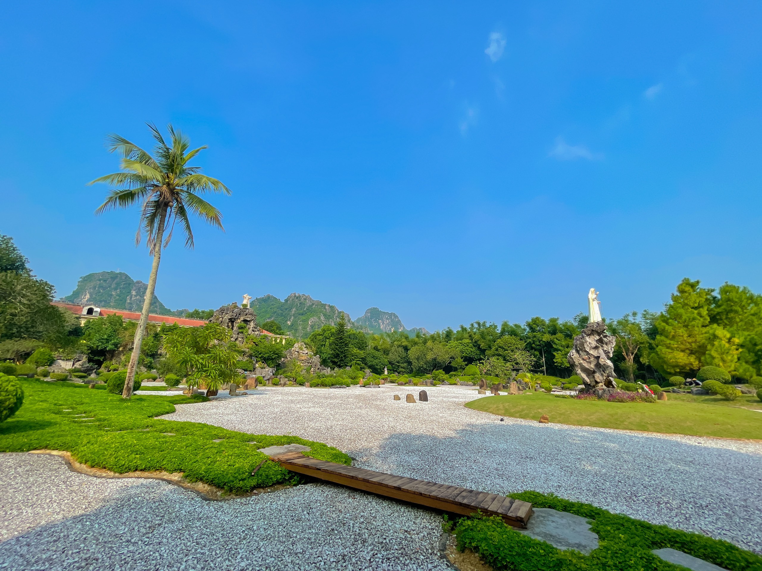 Đan viện Châu Sơn - vẻ đẹp của thánh đường châu Âu tại Ninh Bình Đan viện Châu Sơn - vẻ đẹp của thánh đường châu Âu tại Ninh Bình