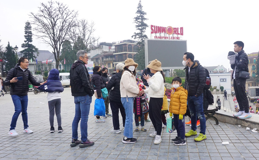 Nườm nượp du khách khám phá mùa đông Sa Pa Nườm nượp du khách khám phá mùa đông Sa Pa