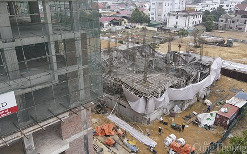 Nghệ An: Sập giàn giáo Trung tâm thương mại, nhiều công nhân may mắn thoát nạn Nghệ An: Sập giàn giáo Trung tâm thương mại, nhiều công nhân may mắn thoát nạn
