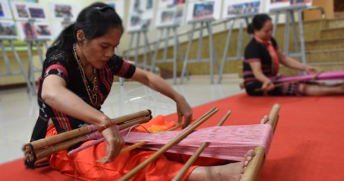 Trưng bày và trình diễn di sản nghề dệt thổ cẩm của đồng bào Cơ Tu Trưng bày và trình diễn di sản nghề dệt thổ cẩm của đồng bào Cơ Tu