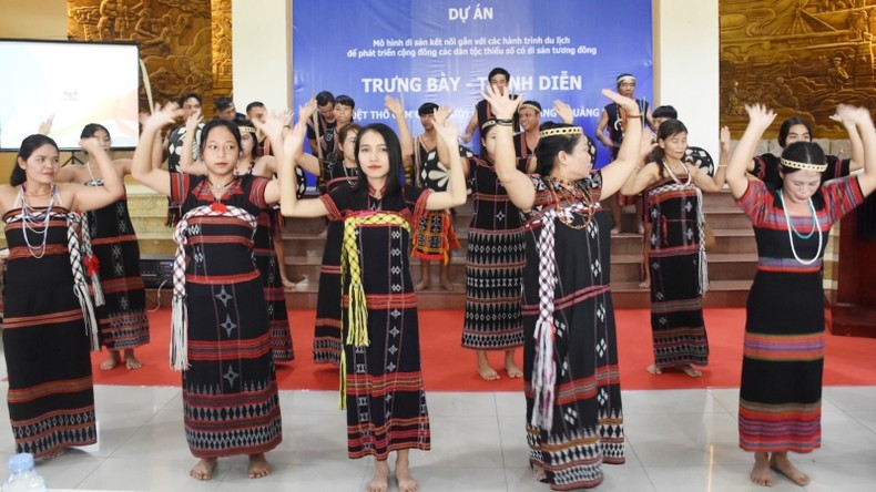 Trưng bày và trình diễn di sản nghề dệt thổ cẩm của đồng bào Cơ Tu Trưng bày và trình diễn di sản nghề dệt thổ cẩm của đồng bào Cơ Tu ảnh 1