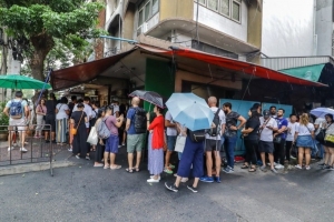 Nghề xếp hàng thuê trước các quán ăn vỉa hè ở Bangkok