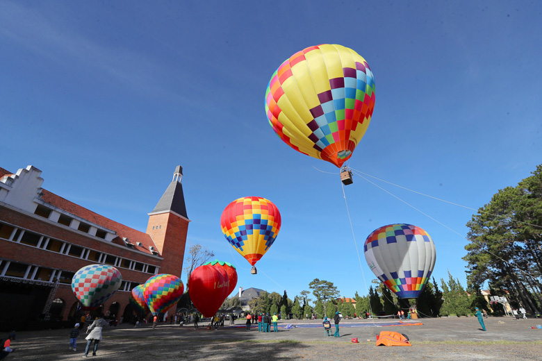 Lần đầu tiên du khách ngắm Đà Lạt từ khinh khí cầu