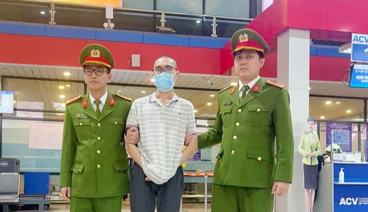 Bắt tổng giám đốc công ty đấu giá chiếm đoạt gần 5,2 tỷ đồng Dẫn giải đối tượng Hoàng Minh Toàn về Quảng Bình. Ảnh: Công an Quảng Bình