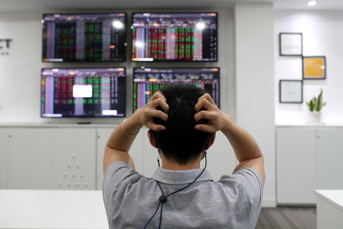 Điếng người cú đánh úp phút 90 phiên giao dịch cuối năm - 1