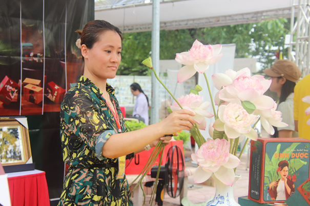 Chùa Đại Từ Ân: Triển lãm Phật Đản 2023 “Mùa sen nở” Chùa Đại Từ Ân: Triển lãm Phật Đản 2023 “Mùa sen nở”