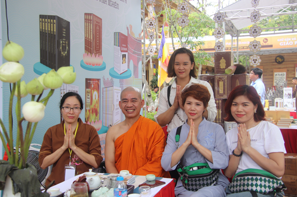 Chùa Đại Từ Ân: Triển lãm Phật Đản 2023 “Mùa sen nở” Chùa Đại Từ Ân: Triển lãm Phật Đản 2023 “Mùa sen nở”