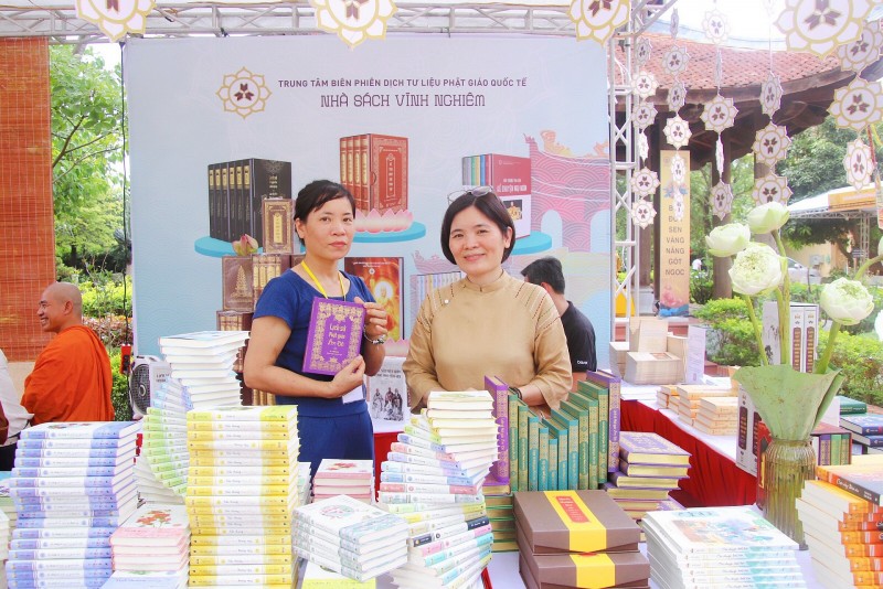 Chùa Đại Từ Ân: Triển lãm Phật Đản 2023 “Mùa sen nở” Chùa Đại Từ Ân: Triển lãm Phật Đản 2023 “Mùa sen nở”