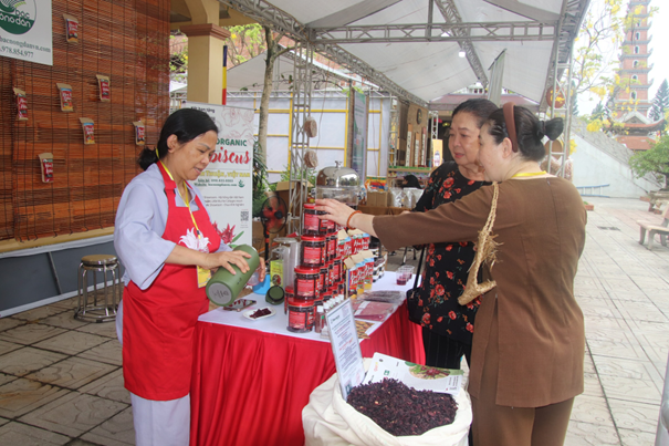 Chùa Đại Từ Ân: Triển lãm Phật Đản 2023 “Mùa sen nở” Chùa Đại Từ Ân: Triển lãm Phật Đản 2023 “Mùa sen nở”