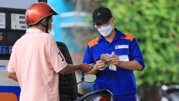 Giá xăng tăng hơn 700 đồng/lít Giá xăng tăng hơn 700 đồng/lít