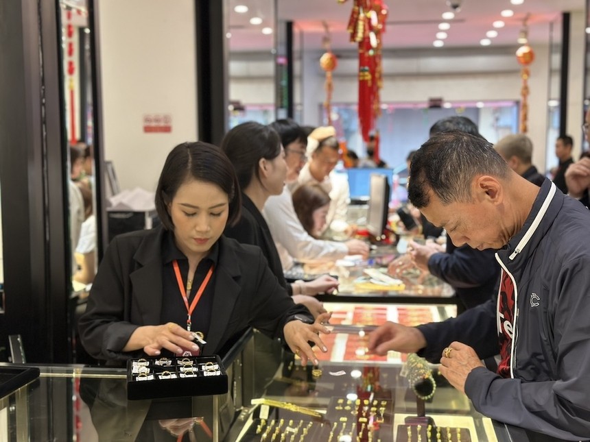 Giá vàng giảm, nhà đầu tư tranh thủ mua vàng nhẫn tích trữ
