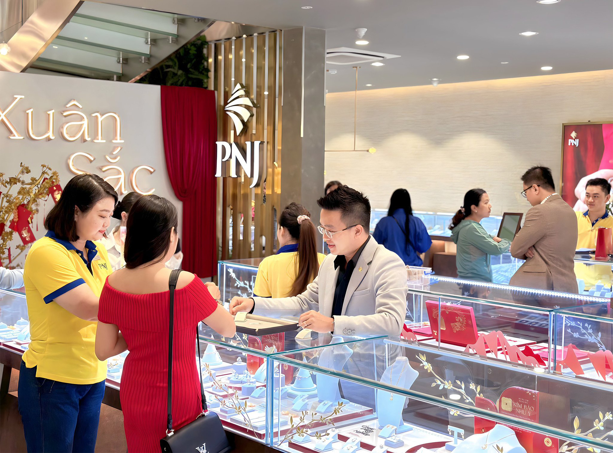 PNJ và bà Cao Thị Ngọc Dung nhận Huân chương Lao động hạng nhất PNJ và bà Cao Thị Ngọc Dung nhận Huân chương Lao động hạng nhất