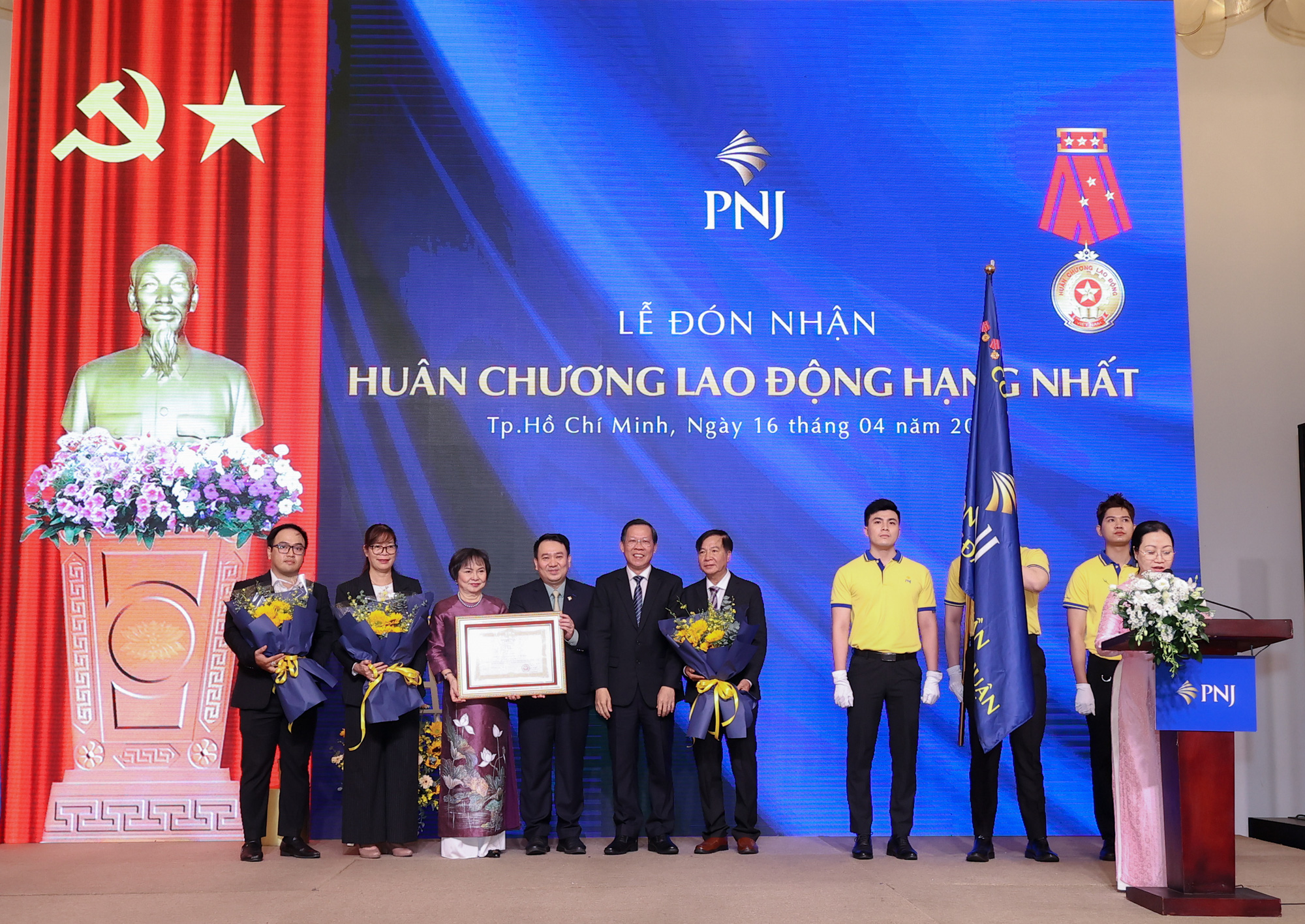 PNJ và bà Cao Thị Ngọc Dung nhận Huân chương Lao động hạng nhất PNJ và bà Cao Thị Ngọc Dung nhận Huân chương Lao động hạng nhất