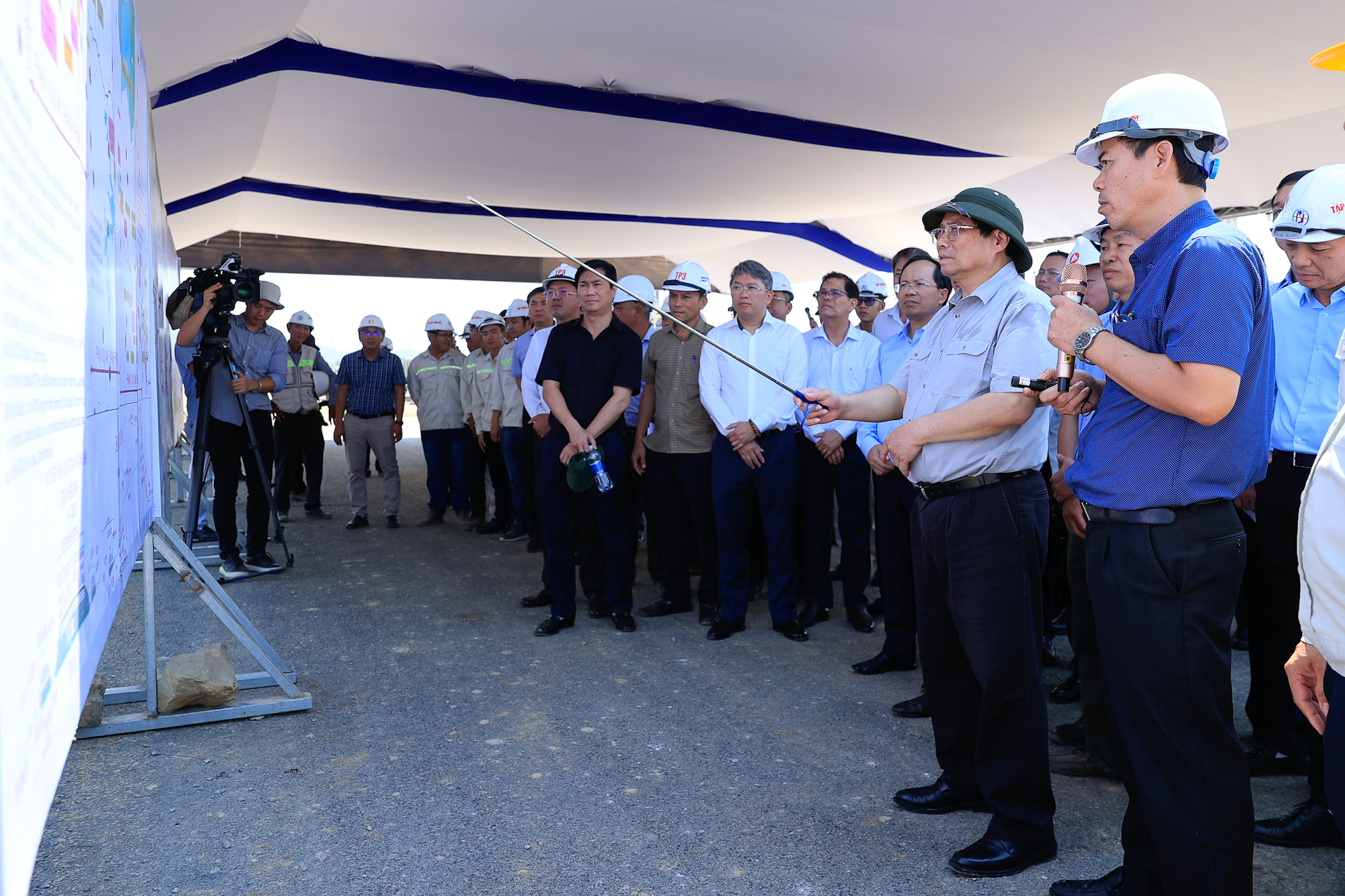 Thủ tướng kiểm tra hiện trường, đốc thúc nhiều dự án cao tốc trọng điểm vào ngày nghỉ lễ